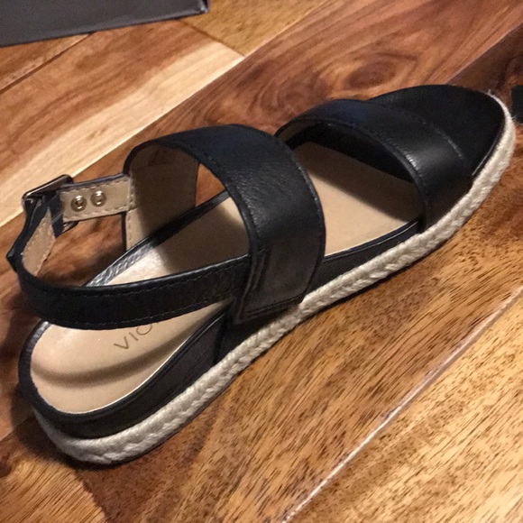 Restocked‼️- 5🌟- Vionic Black LEATHER Sandals - Picture 2 of 8